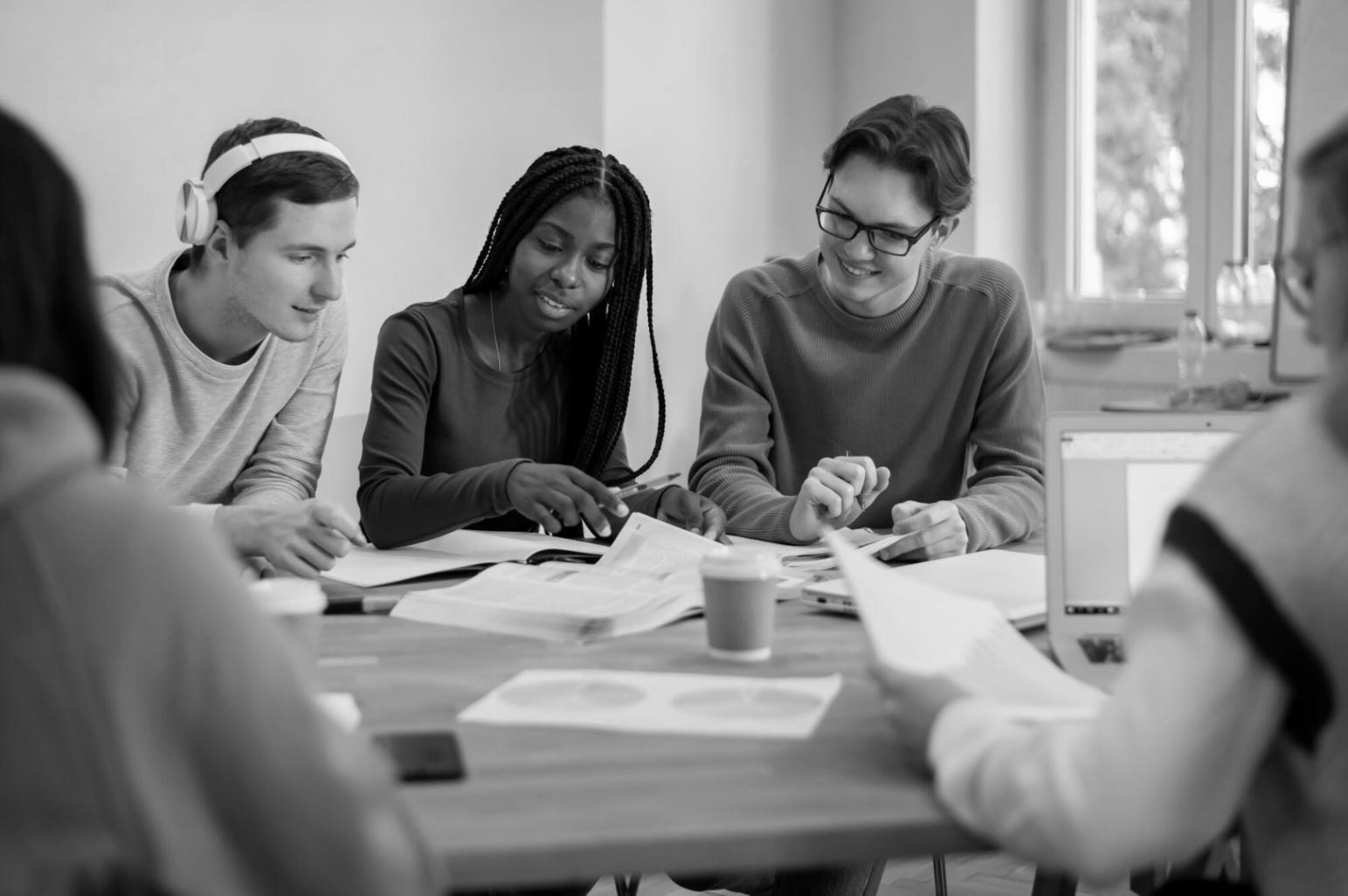 Étudiants suivant une formation bancaire pratique en salle de classe moderne