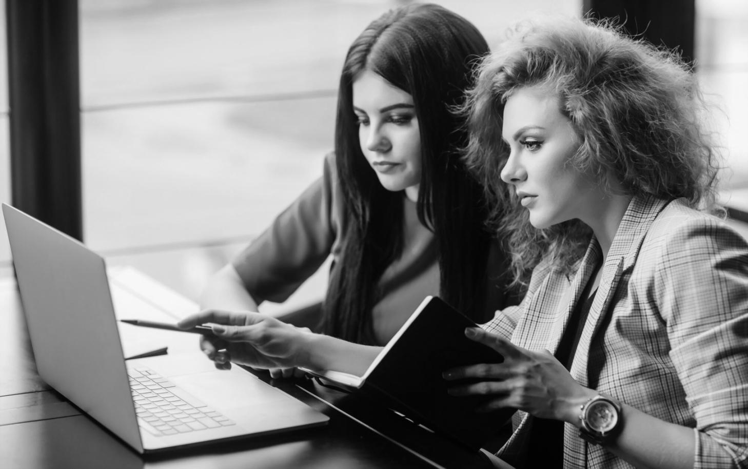 Environnement de travail moderne avec documents bancaires et écrans d'ordinateur